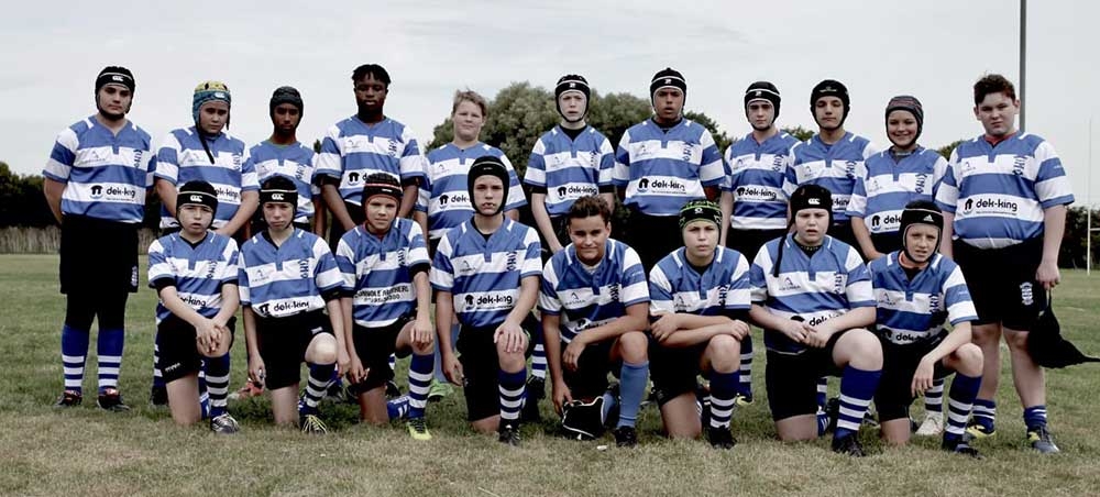 Rugby team wearing the logo of their sponsor on their uniform 